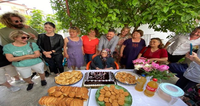 100 YAŞINA GİREN HATİCE NİNE'YE SÜRPRİZ DOĞUM GÜNÜ