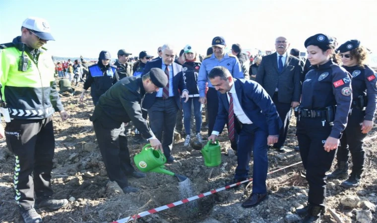 Fidanlar toprakla buluşturuldu