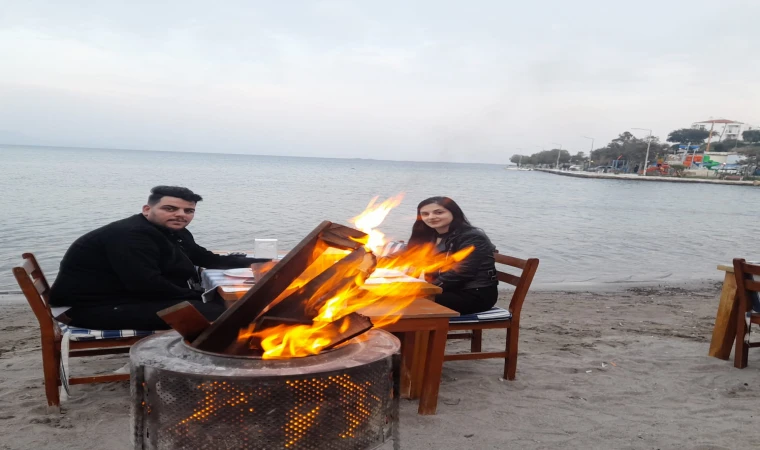 Datça'da evlenen depremzede çift, Sedef ve Şev­ket Güler , Kekik Restoran' ın misafiri oldu.