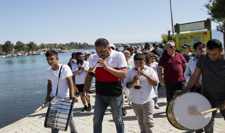 AK­DE­NİZ'DEN EGE'YE DOST­LUK VE DOĞA YÜ­RÜ­YÜ­ŞÜ PAZAR GÜNÜ