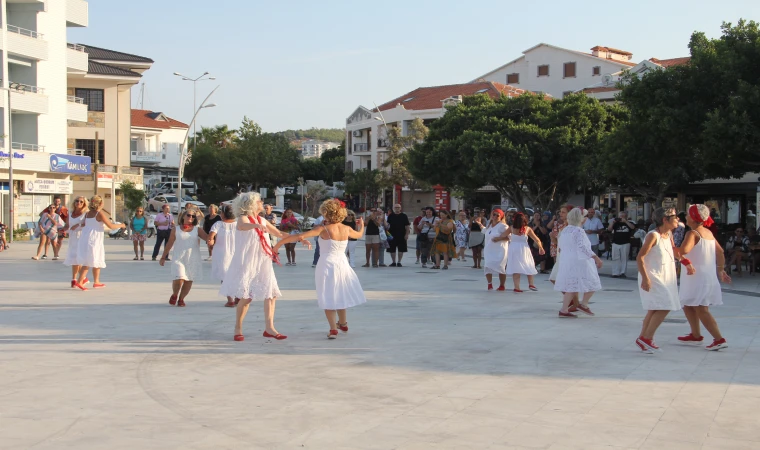 DATÇA NEŞELİ PATİLER DANS GRUBU, SOKAK HAYVANLARI YARARINA DANS ETTİ.