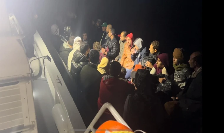 DATÇA AÇIKLARINDA 28 DÜZENSİZ GÖÇMEN KURTARILDI, 43 DÜZENSİZ GÖÇMEN YAKALANDI