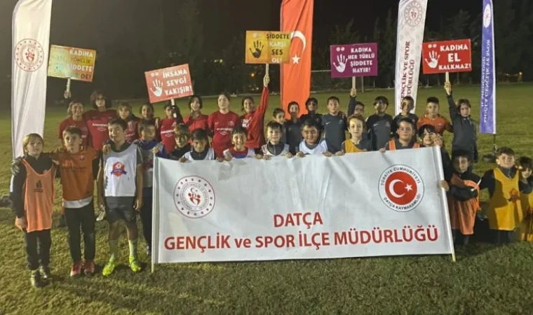 'KADINA ŞİDDETE HAYIR' DEMEK İÇİN KULAÇ ATIP, KÜREK ÇEKTİLER.