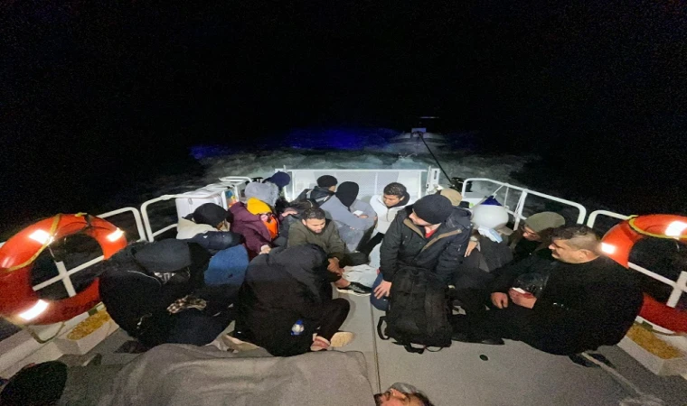 17 DÜZENSİZ GÖÇMEN İLE 1 GÖÇMEN KAÇAKÇISI ŞÜPHELİSİ YAKALANDI