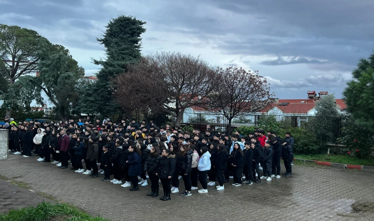 TÜM OKULLARDA EĞİTİM, ŞEHİTLERE SAYGI DURUŞUYLA BAŞLADI