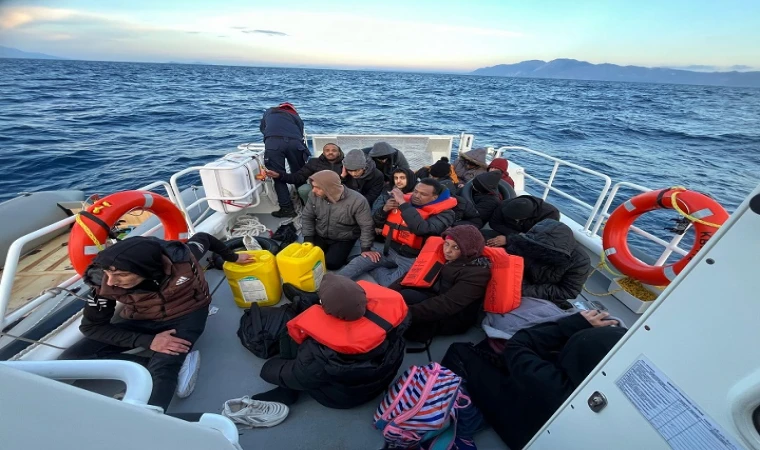 DATÇA AÇIKLARINDA 23 DÜZENSİZ GÖÇMEN KURTARILDI, 1 GÖÇMEN KAÇAKÇISI YAKALANDI