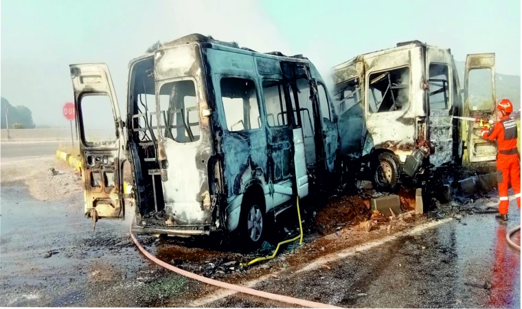 SERVİS MİNİBÜSÜ İLE KAMYONETİN ÇARPIŞTIĞI KAZA' DA, 3'Ü AĞIR 13 KİŞİ YARALANDI
