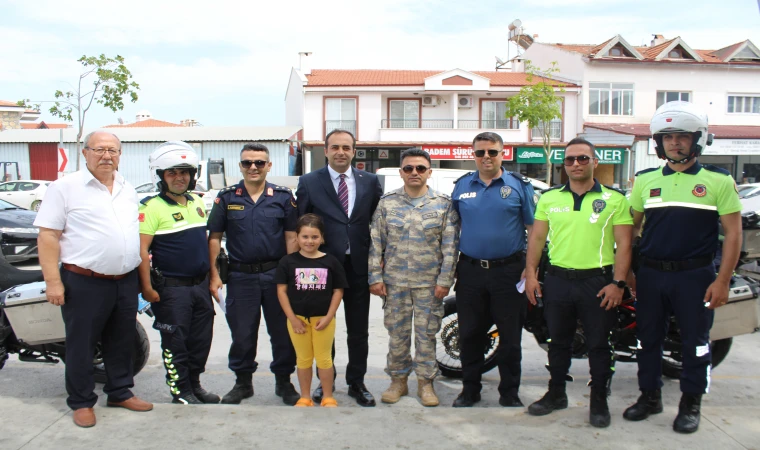 TRAFİK HAFTASI DOLAYISIYLA MOTOSİKLET SÜRÜCÜLERİNE KASK DAĞITILDI