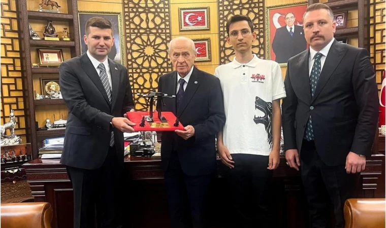 Ülkü Ocakları’ndan Bahçeli’ye “TÜRKHAN” İHA Prototipi Takdimi