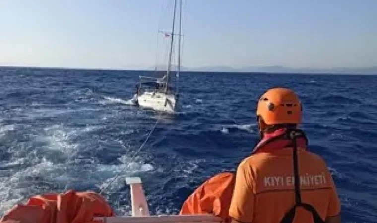 DATÇA AÇIKLARINDA SÜRÜKLENEN TEKNEDEKİ 2 KİŞİ KURTARILDI
