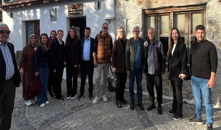 AK Parti Heyeti Datça’da Şehit Ailesini Ziyaret Etti, Vatandaş ve Esnafla Buluştu