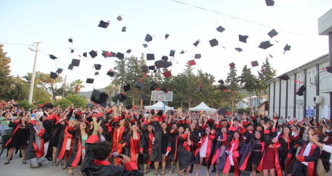 ANADOLU LİSESİ MEZUNİYET TÖRENİ RENKLİ GÖRÜNTÜLERE SAHNE OLDU.