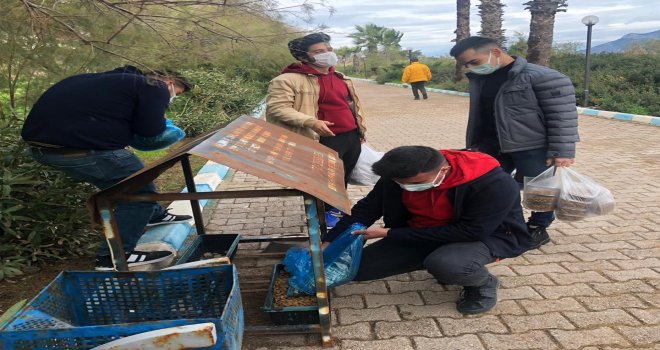 DATÇA AK GENÇ­LER­DEN SOKAK HAY­VAN­LA­RI İÇİN MAMA DES­TE­Ğİ