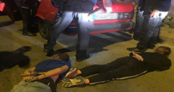 Datça'da silahlar patladı! Uyuşturucu bağımlıları Datça Polisinin nefes kesen takibiyle yakalandı.