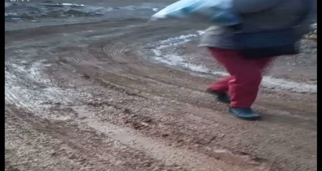 DATÇA'DA VATANDAŞIN ÇAMUR İSYANI! ‘’MADEM YOLLARI YAPMIYORSUNUZ O ZAMAN İSKAN VERMEYİN!’’