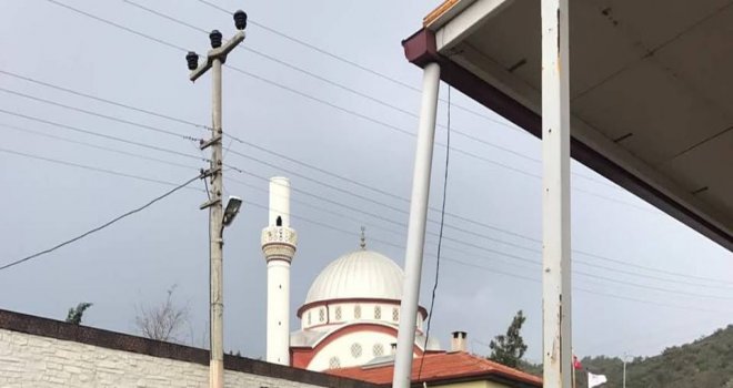 DATÇA'DA YÜREKLER AĞIZA GELDİ! MİNARENİN KÜLAH VE ALEMİ UÇTU