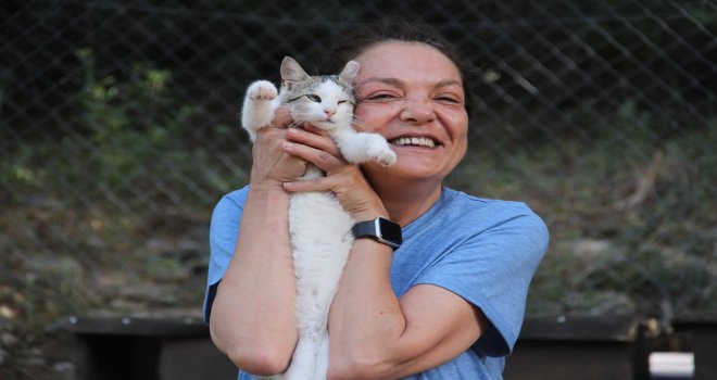 KENDİSİNİ SOKAKTAKİ SAHİPSİZ KEDİLERİN BAKIMINA ADADI