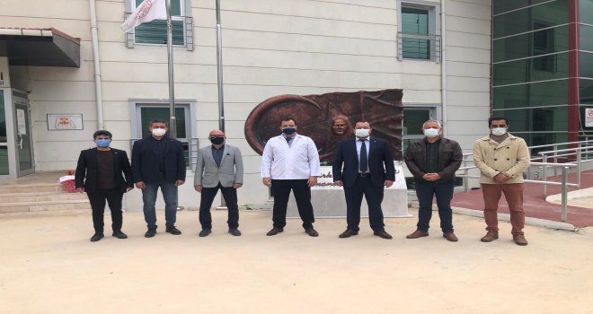 MHP DATÇA İLÇE BAŞKANI AKYEL VE YÖNETİMİ SAĞLIK ÇALIŞANLARININ TIP BAYRAMINI, ZİYARET EDEREK KUTLADI