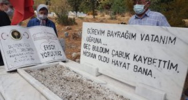 ŞEHİT ÖĞRETMEN ERSOY YORULMAZ MEZARI BAŞINDA ANILDI