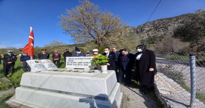 ŞEHİT ÖĞRETMEN ERSOY YORULMAZ MEZARI BAŞINDA ANILDI...