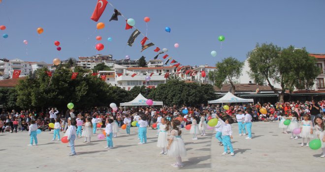  23 NİSAN ÇOŞ­KU­SU MEY­DA­NA SIĞ­MA­DI