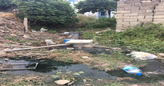  KA­RA­KÖY MA­HAL­LE SAKİNLERİ LAĞIM SUYU'NUN İÇERİSİNDE YA­ŞI­YOR­LAR