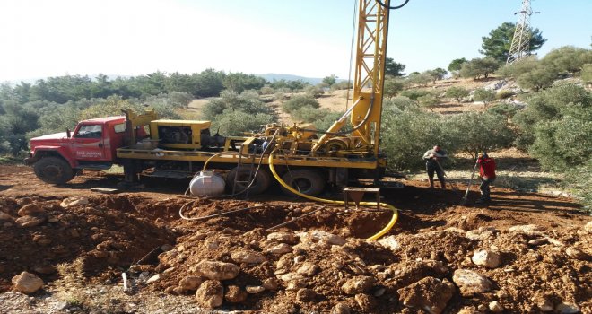  SINDI MA­HAL­LESİNE SONDAJ ÇALIŞMASI BAŞLADI SA­Nİ­YE­DE 20 LT SU VERECEK 