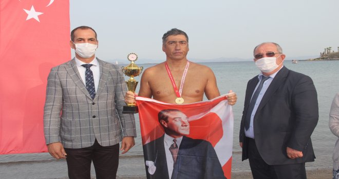 12 SAAT 45 DK. 29 KM. CUM­HURİYET İÇİN KULAÇ ATTI