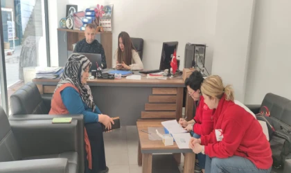 TÜRK KI­ZI­LA­YIN­DAN DEP­REM­ZE­DE­LE­RE 40 ADET A 101 MAR­KET ALIŞ VERİŞ KARTI DA­ĞI­TIL­DI