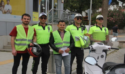 DATÇA'DA POLİS MOTOSİKLET SÜRÜCÜLERİNE REFLEKTÖR YELEK HEDİYE ETTİ