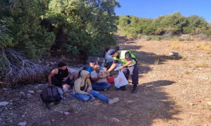 UZUN SÜRE AÇ VE SUSUZ KALAN GÖÇ­MEN­LE­RE JAN­DAR­MA ŞEF­KATİ