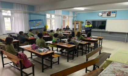DATÇA JAN­DAR­MA­DAN ÖĞ­REN­Cİ­LE­RE TRA­FİK EĞİ­Tİ­Mİ