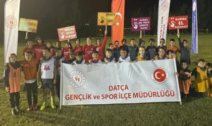'KADINA ŞİDDETE HAYIR' DEMEK İÇİN KULAÇ ATIP, KÜREK ÇEKTİLER.