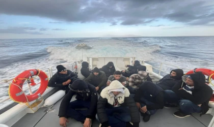 DATÇA AÇIKLARINDA 14 DÜZENSİZ GÖÇMEN KURTARILDI