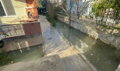 SU HATTI PATLADI, EVLERİN BAHÇELERİ SULAR ALTINDA KALDI