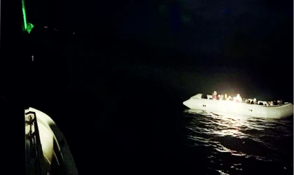 YUNANİSTAN'IN ÖLÜME TERK ETTİĞİ 24 DÜ­ZENSİZ GÖÇ­MEN İLE BE­RA­BERİNDEKİ 1 ÇOCUK KUR­TA­RIL­DI
