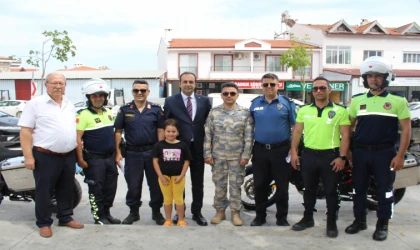 TRAFİK HAFTASI DOLAYISIYLA MOTOSİKLET SÜRÜCÜLERİNE KASK DAĞITILDI