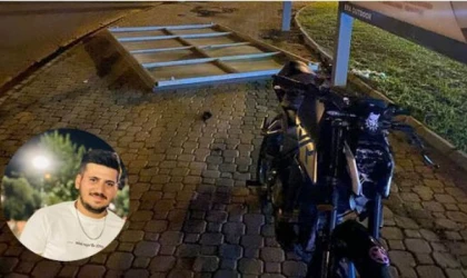 REKLAM PANOLARINA ÇARPAN GENÇ SÜRÜCÜ HAYATINI KAYBETTİ
