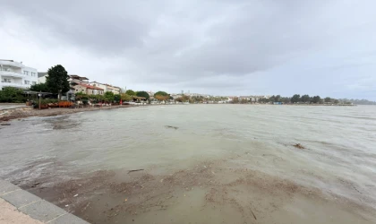 DATÇA’DA KUVVETLİ SAĞANAK YAĞIŞ SONRASI DENİZİN RENGİ DEĞİŞTİ