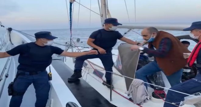 71 DÜZENSİZ GÖÇMEN VE 2 GÖÇMEN KAÇAKÇISI ŞÜPHELİSİ YAKALANDI