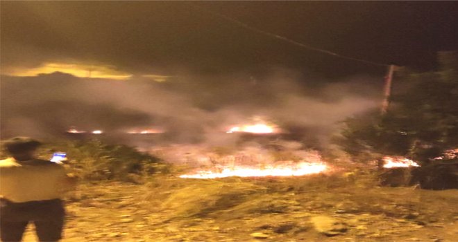 Anız tar­la­sın­da çıkan yan­gın köy­lü­le­rin­de yar­dı­mıy­la kısa sü­re­de sön­dü­rül­dü