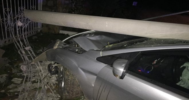 AŞIRI HIZ BETON DİREĞİ YERİNDEN SÖKTÜ