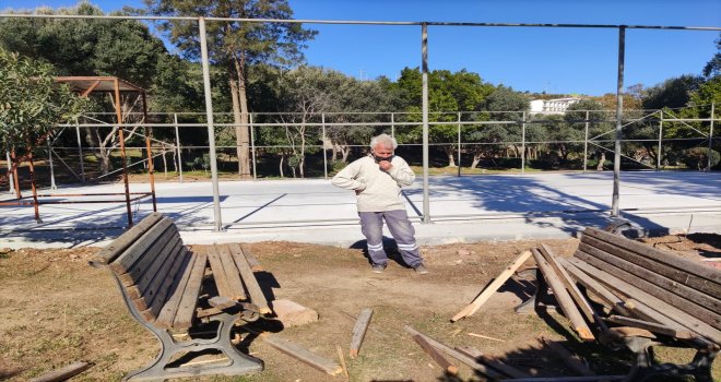 ATA­TÜRK KENT PAR­KIN­DA­ Kİ BANKLARI BAL­YOZ­LA KIR­DI­LAR