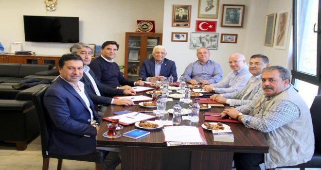 BAŞKAN UÇAR'IN EV SAHİPLİĞİNDE CHP'Lİ BE­LE­Dİ­YE BAŞ­KAN­LA­RI DATÇA'DA BU­LUŞ­TU