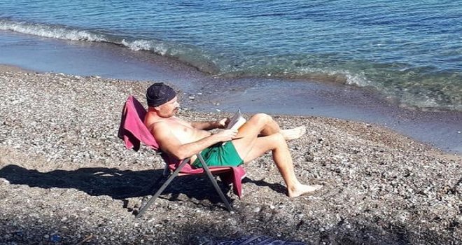 BU HA­VA­DA DENİZDEN ÇIKIP KI­TA­BI­NI OKUDU