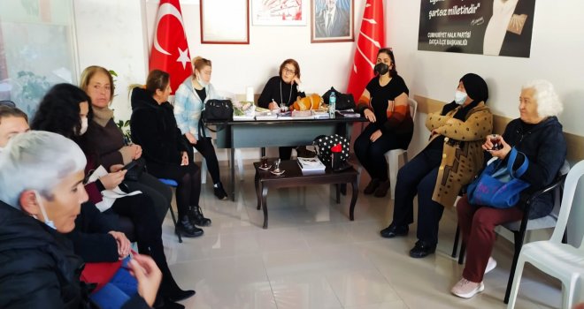 CHP KADIN KOL­LA­RI'NDAN ME­DE­Nİ KANUN'UN KA­BU­LÜ­NÜN 96. YILI DO­LA­YI­SIY­LA BASIN AÇIK­LA­MA­SI