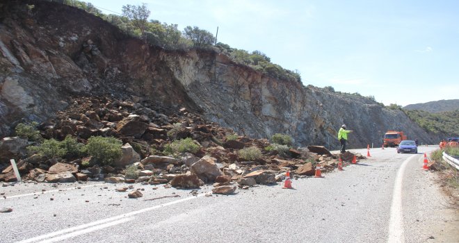 Datça - Marmaris kara yolunda toprak kayması nedeniyle kısa süreliğine yol kapandı ulaşım tek şeritten sağlandı.