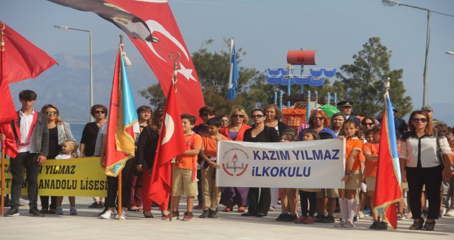 DATÇA 'DA 29 EKİM ÇOŞ­KU­SU ÇE­LENK SUNMA TÖRENİ İLE BAŞ­LA­DI