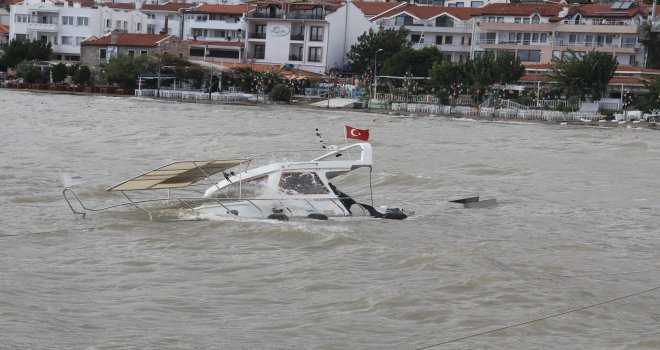 DATÇA DA ETKİLİ OLAN FIRTINADA BİR TEKNE BATTI