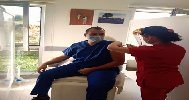 DATÇA 'DA SAĞ­LIK ÇA­LI­ŞAN­LA­RI­NA AŞI UYGULAMASI BAŞLADI İLK AŞI BAŞ­HE­Kİ­ME